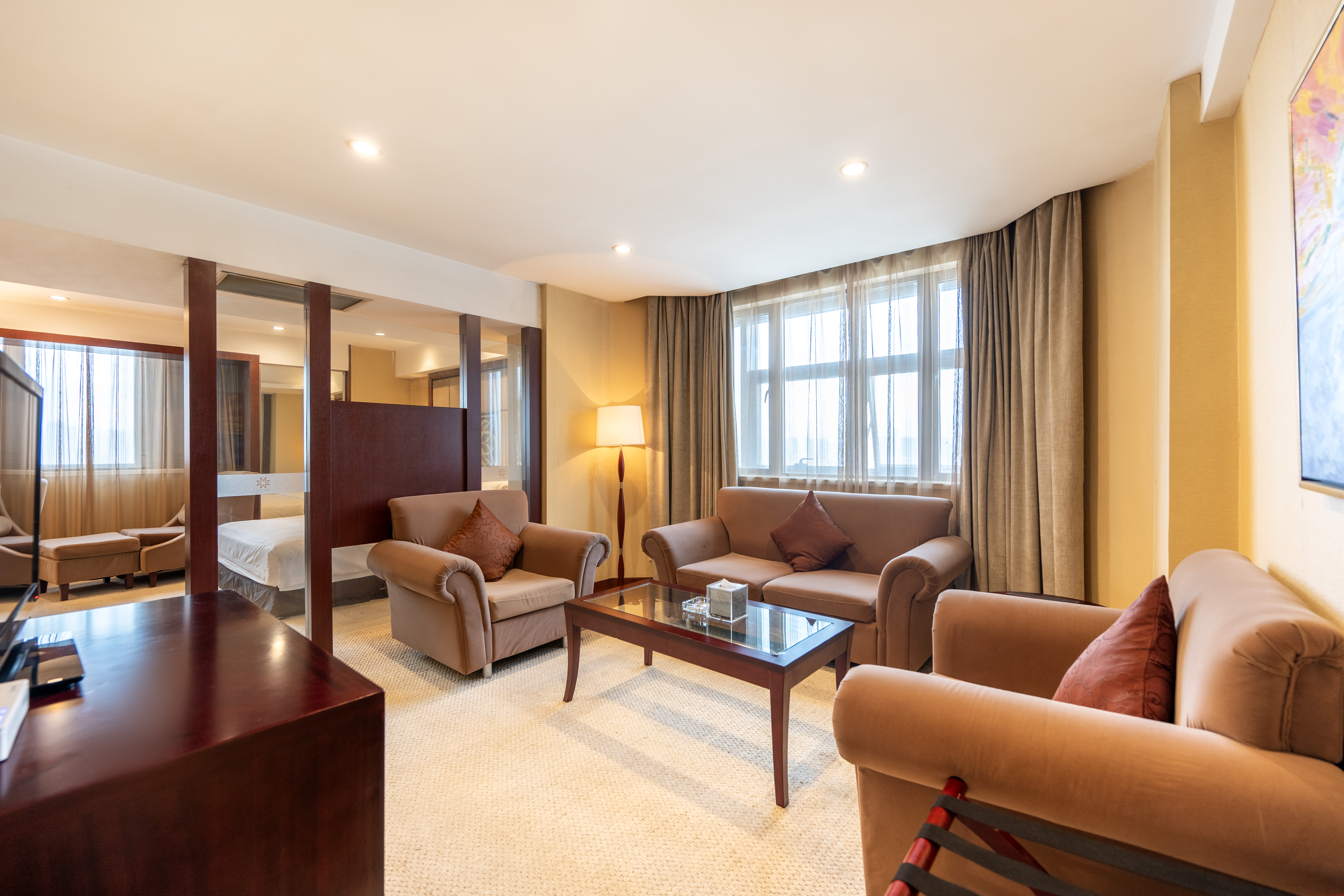 商務套房（一室一廳+舒適採光）