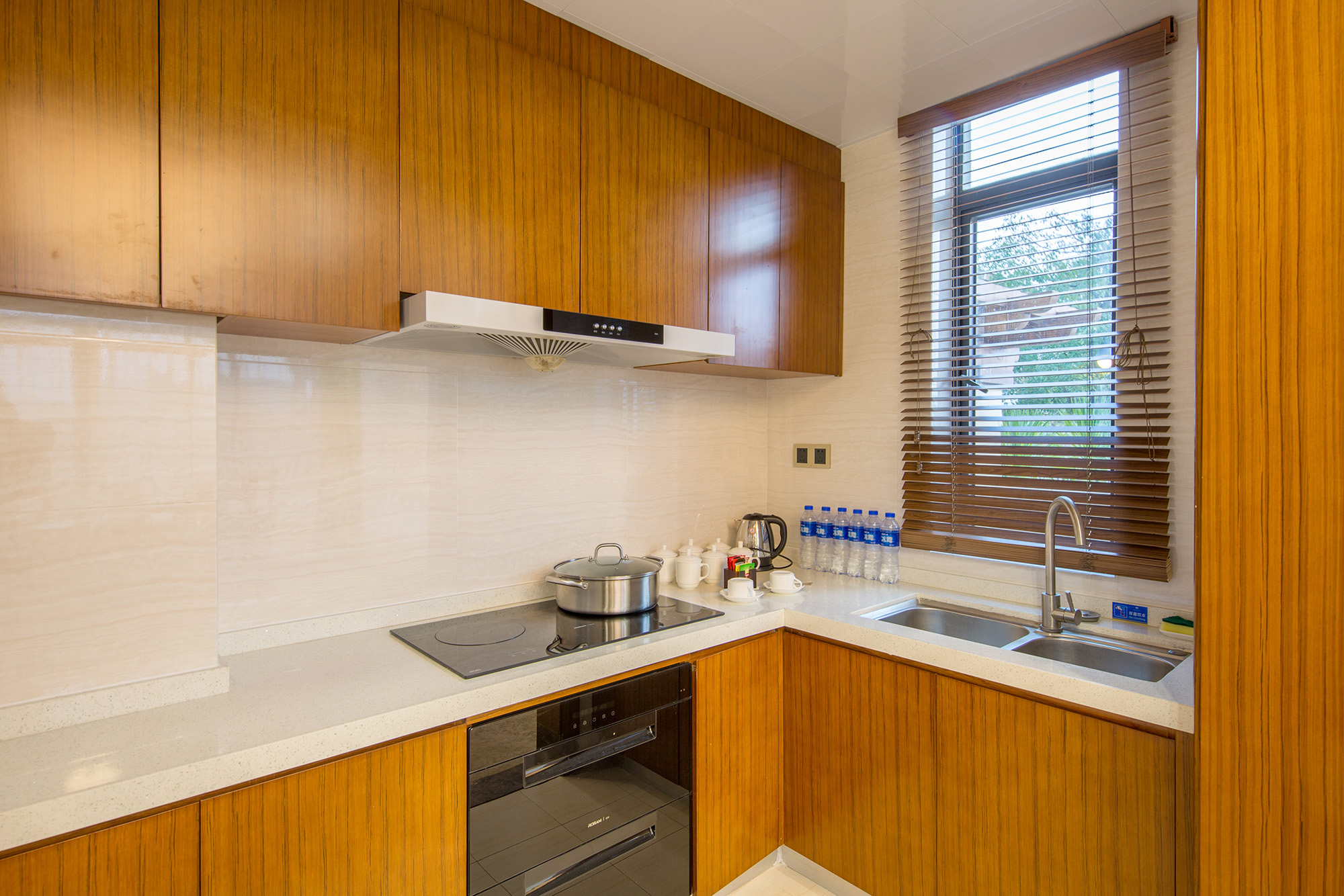 Baodun Lake Hushan Hot Spring ResortSingle-Family Villa Bicui 3-Bedroom 4-Bed Hydrophilic Family Hot Spring Villa (KTV)