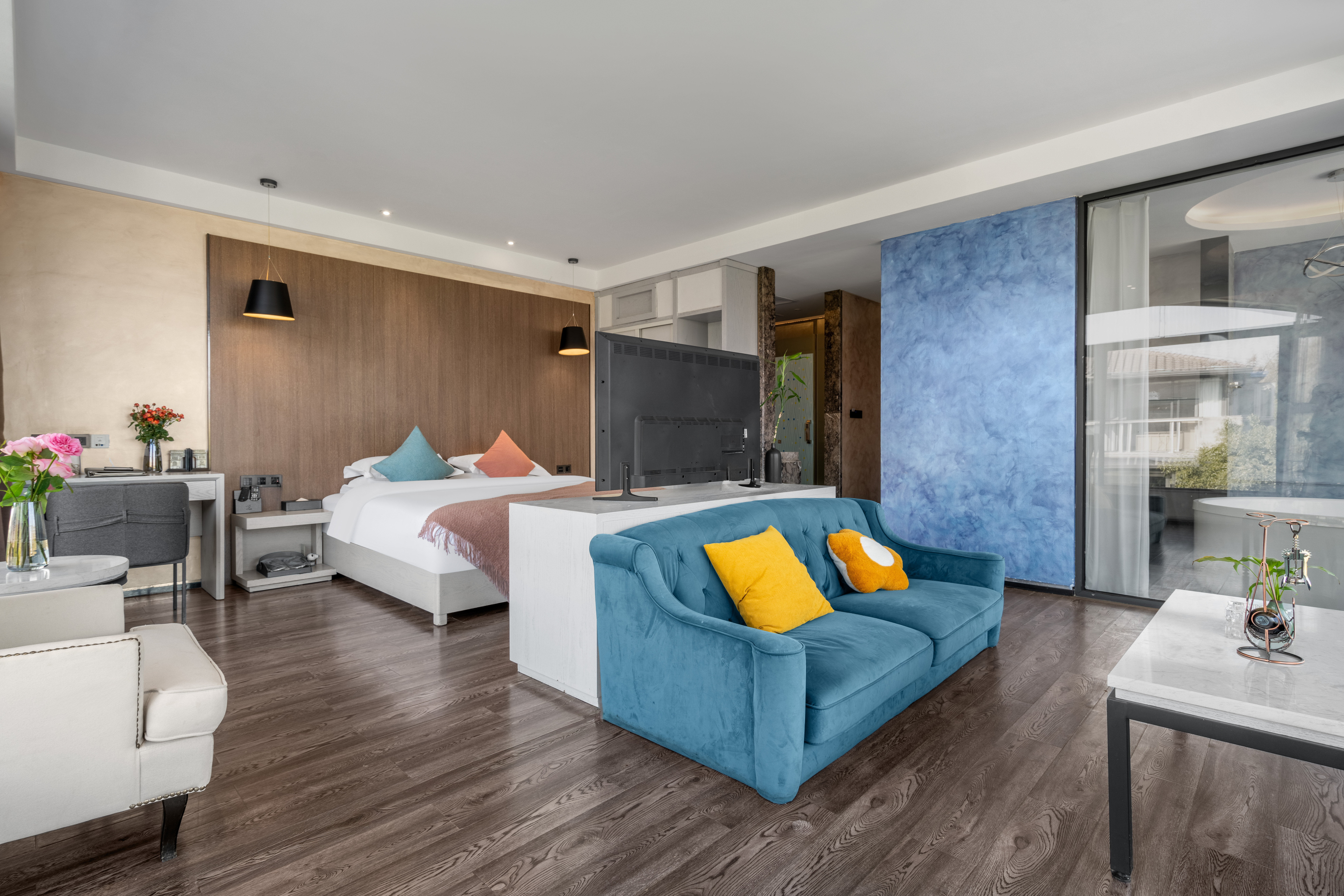 豪华滇池观景全落地窗浴缸大床房【直观滇池.躺看日落