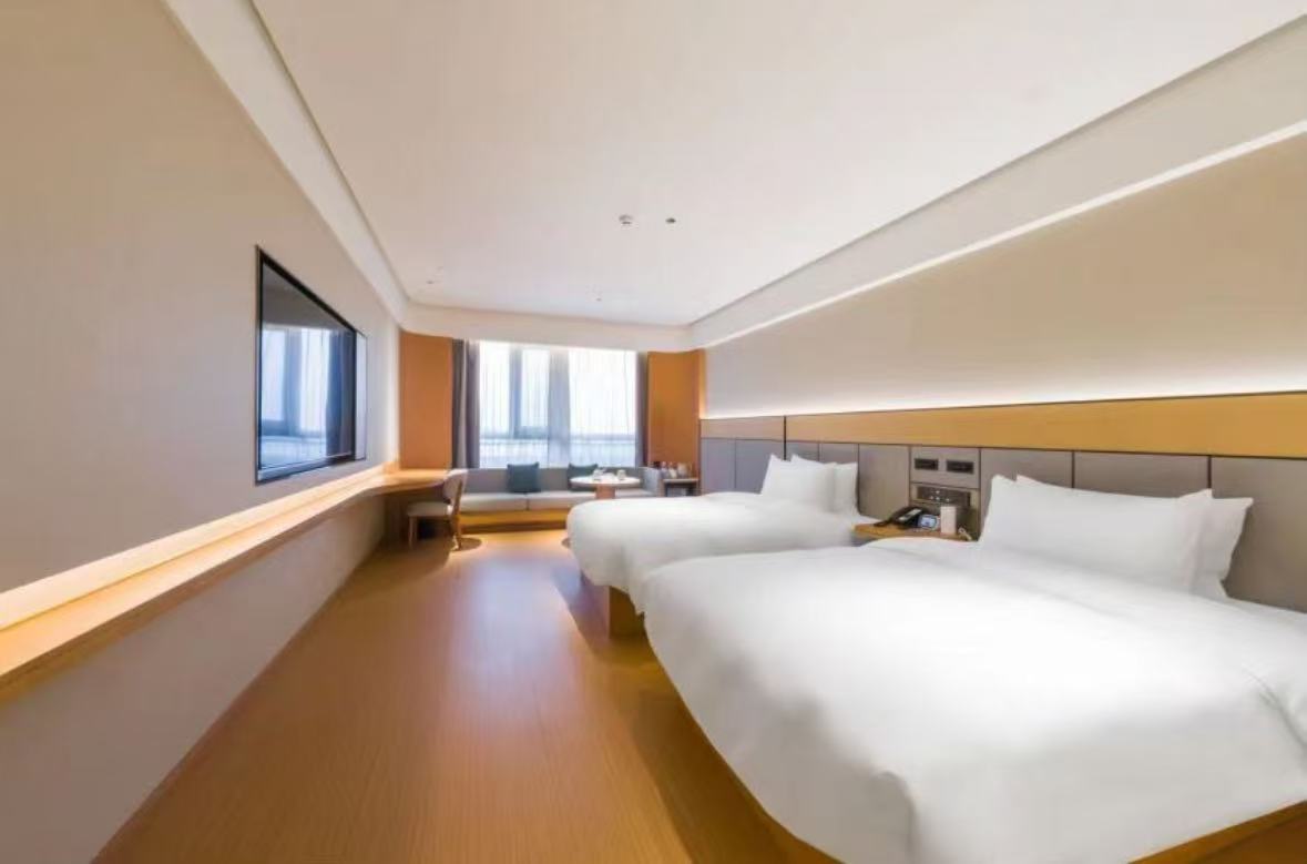 高级双床房（65寸电视投屏+智能客控+迷你小冰箱）