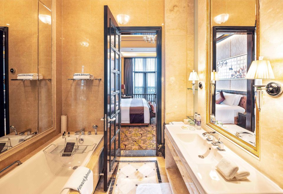 Howard Johnson Agile Plaza ChengduPresidential Suite (180° Scenic View + Private Balcony)