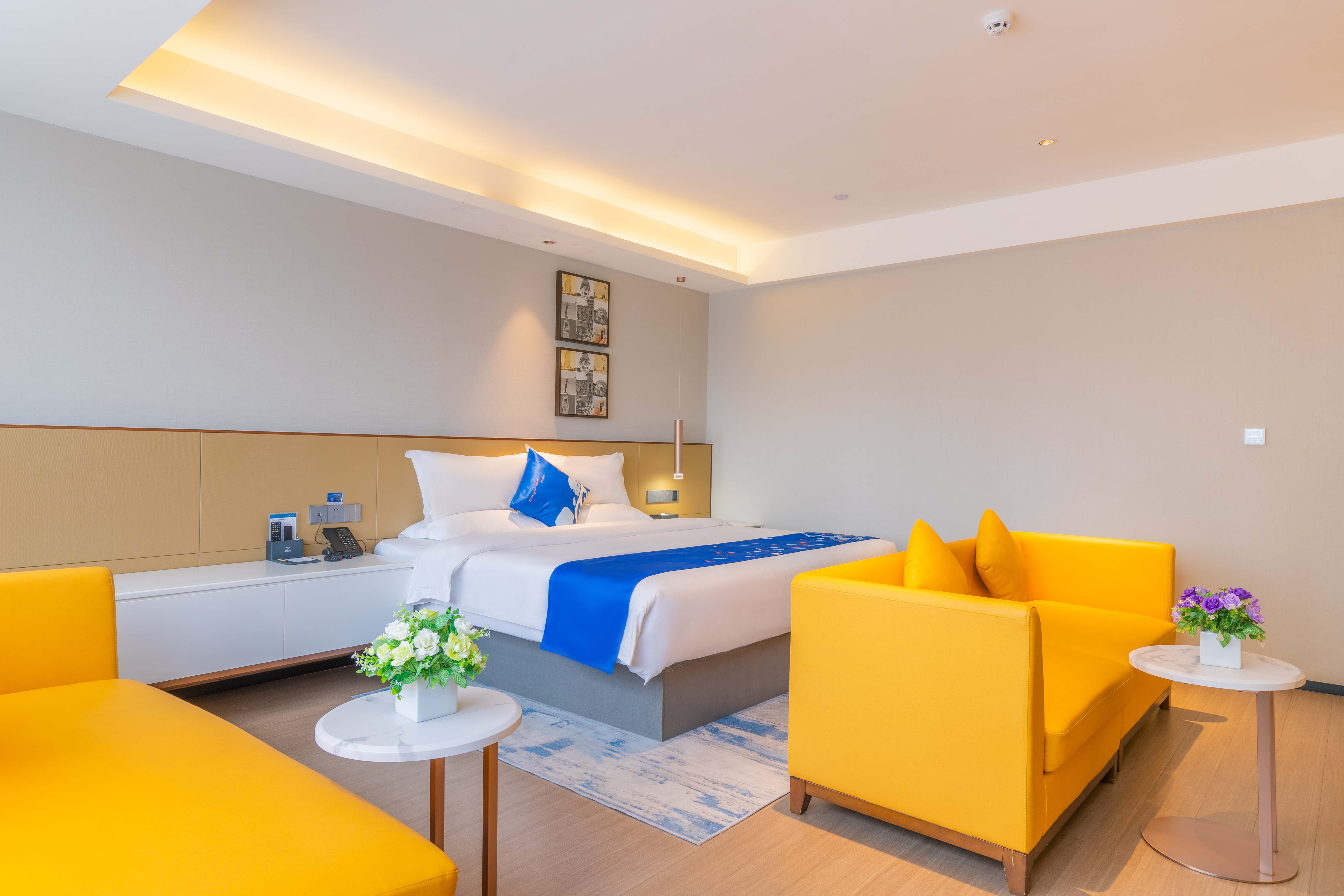 超级大床房（电视投屏+办公桌椅+婚房布置）