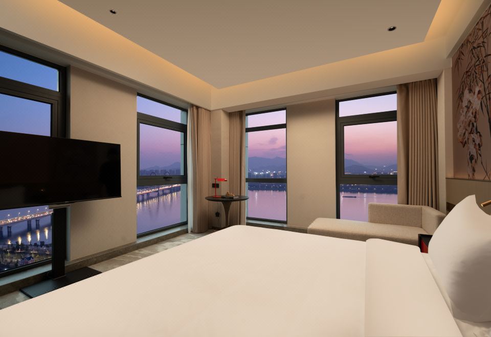 环幕江景大床房