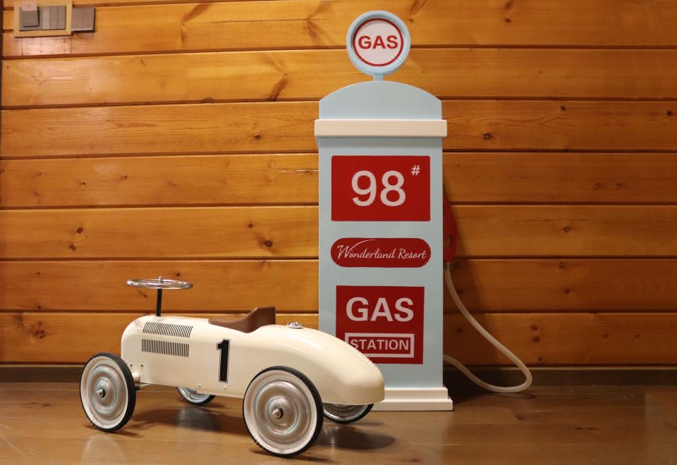 Wonderland Resort ZhujiRacing Theme Family Room