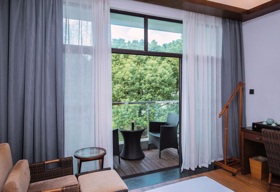 Huanxiu Resort & Spa HotelQueen Room (Main Building)