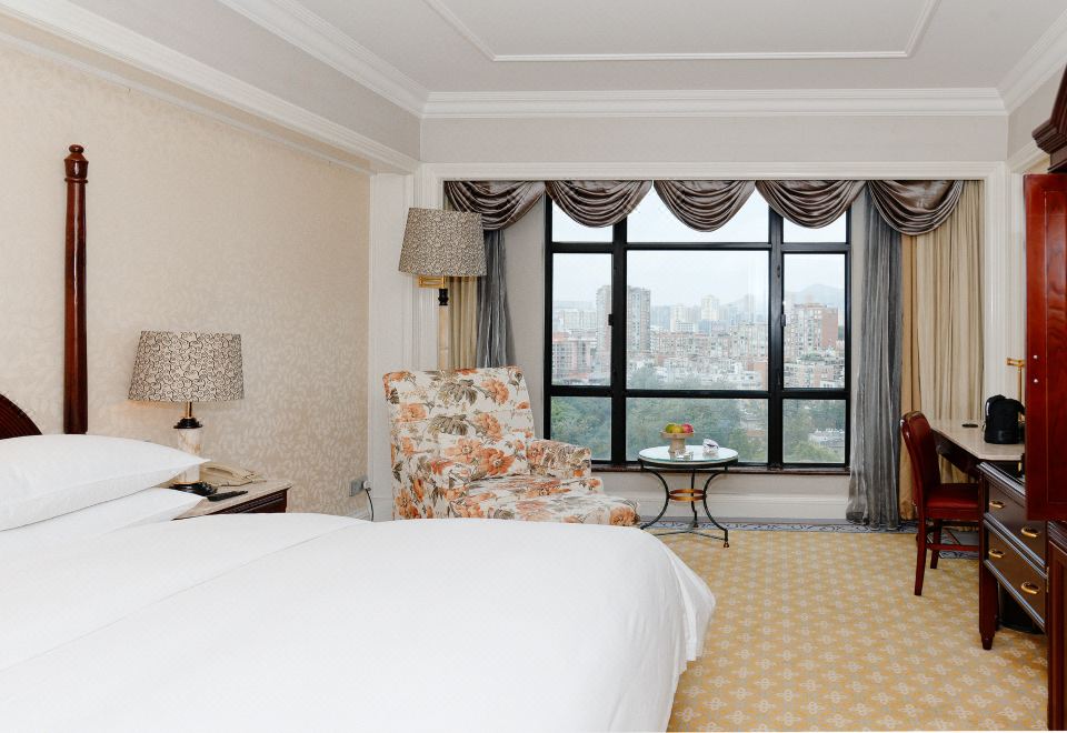 行政湖景大床房