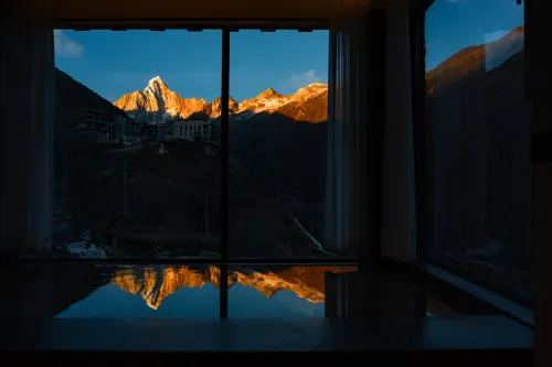 Four-Goddess Mountain Cloud View Fan's Lodging