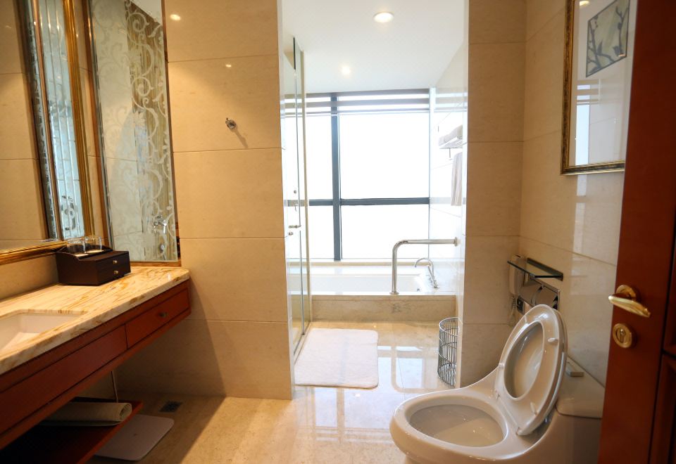 豪华湖景大床房