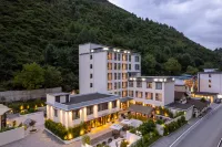 Kangding Tingshan Hot Spring Homestay