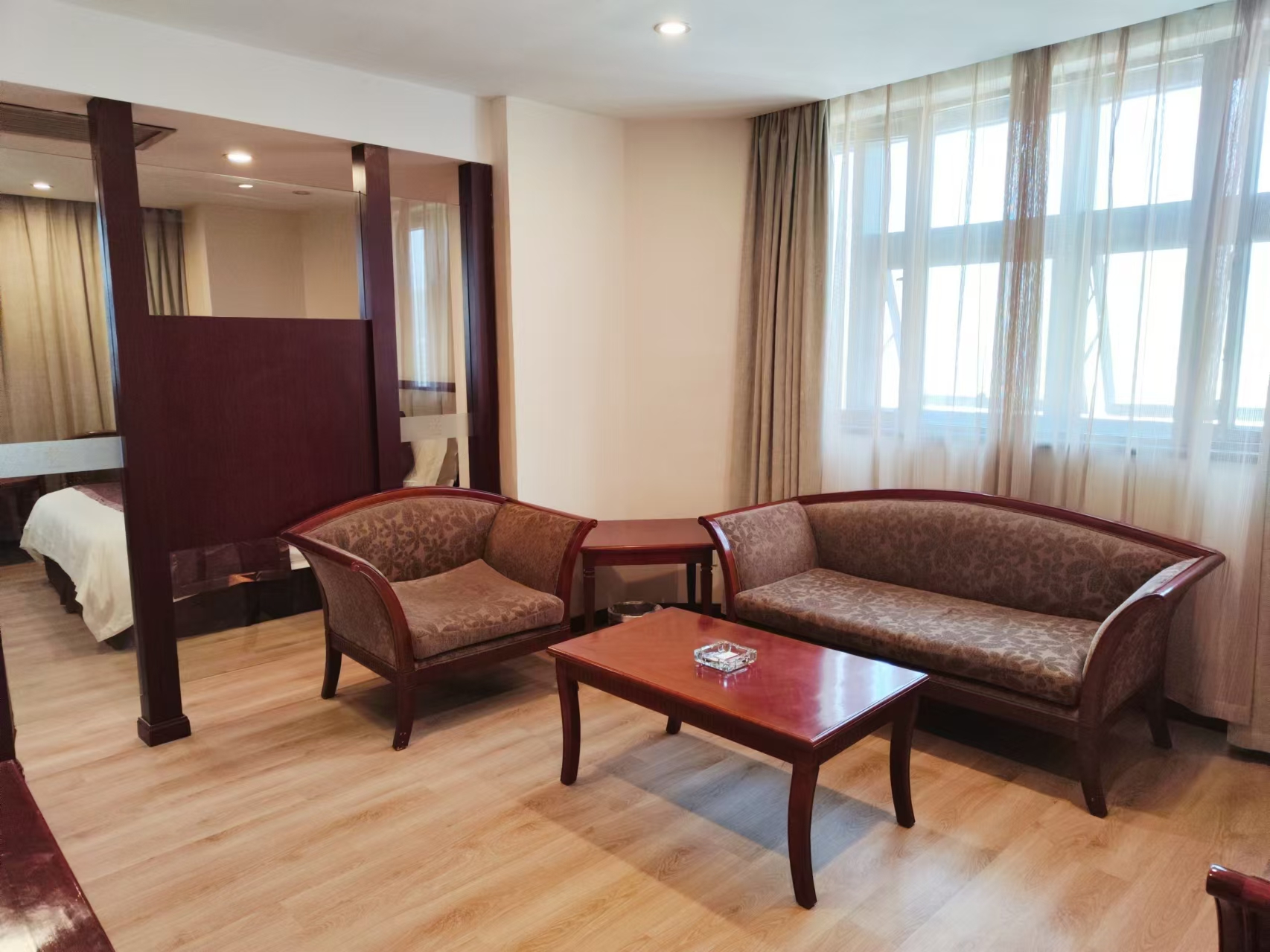 商務套房（一室一廳+舒適採光）