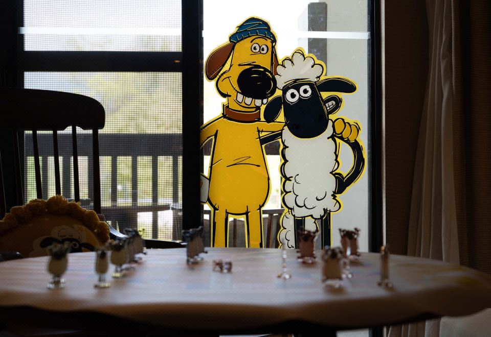 Jinmao Purelax Lijiang, The Unbound Collection By HYATTSHAUN THE SHEEP Happy Holiday Themed Hotel Rooms King Bed