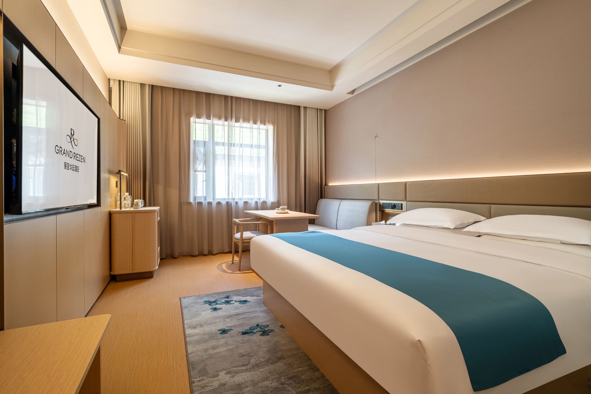 Smart Spacious Queen Bed Room (Smart Dryer + Smart Guest Control + Smart Toilet)