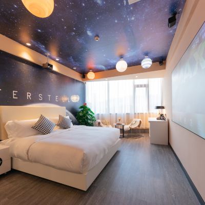 湖景丨投影大床房（定製環繞音響+隔音加強+動人湖景） 有戲電影飯店（廈門火車站萬象城店）優惠