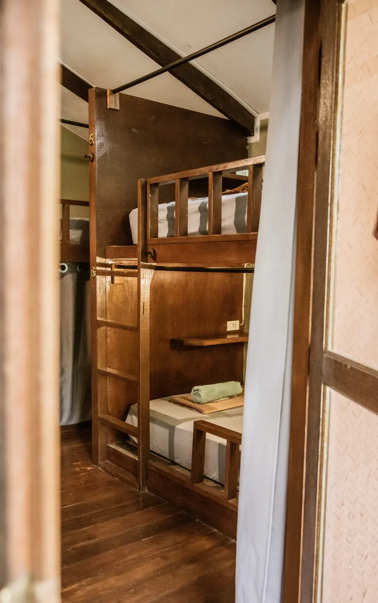 เตียงในห้องพักรวมชายหญิง 7 เตียง