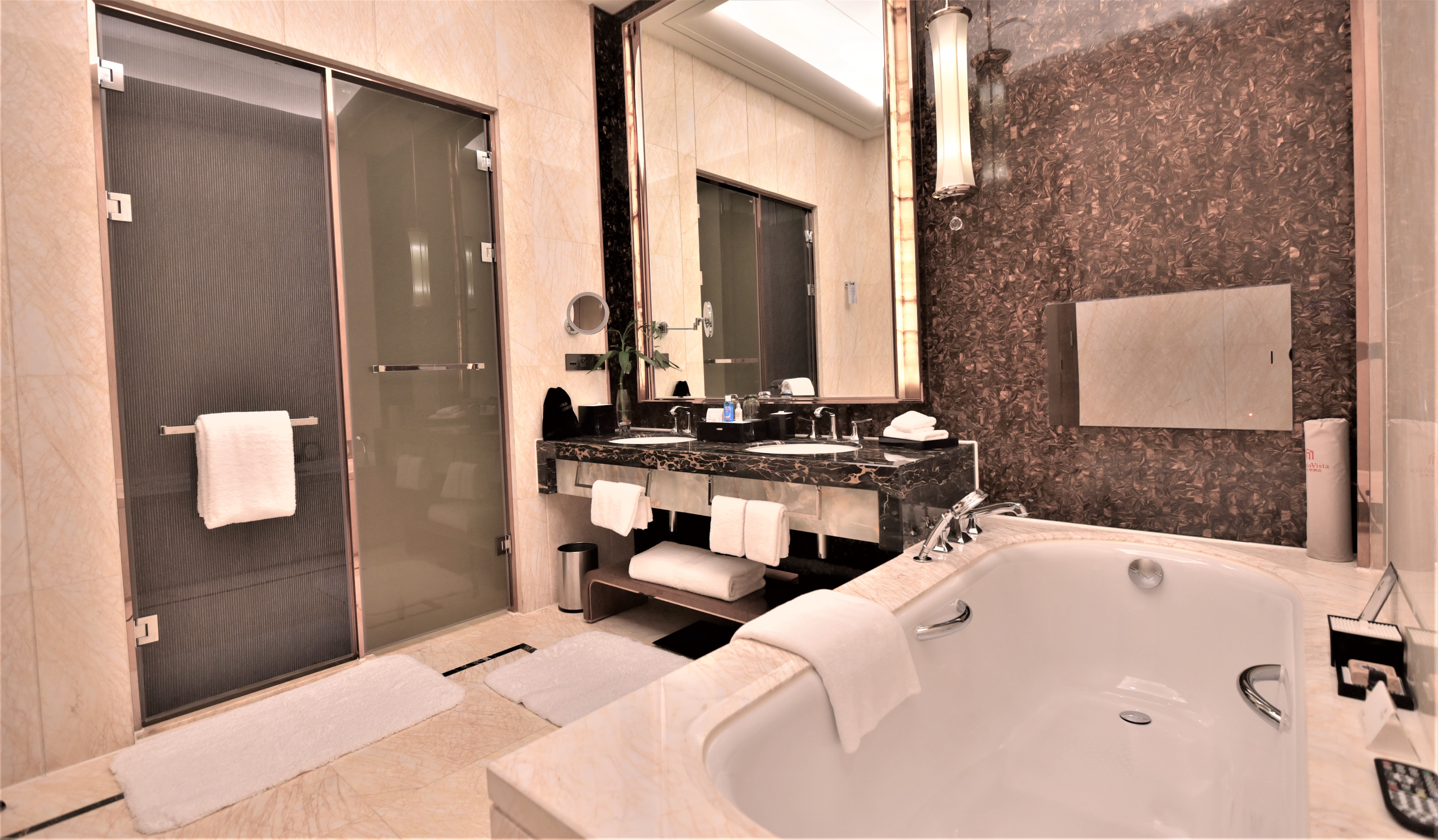 高级豪华大床房（步入式衣帽间）