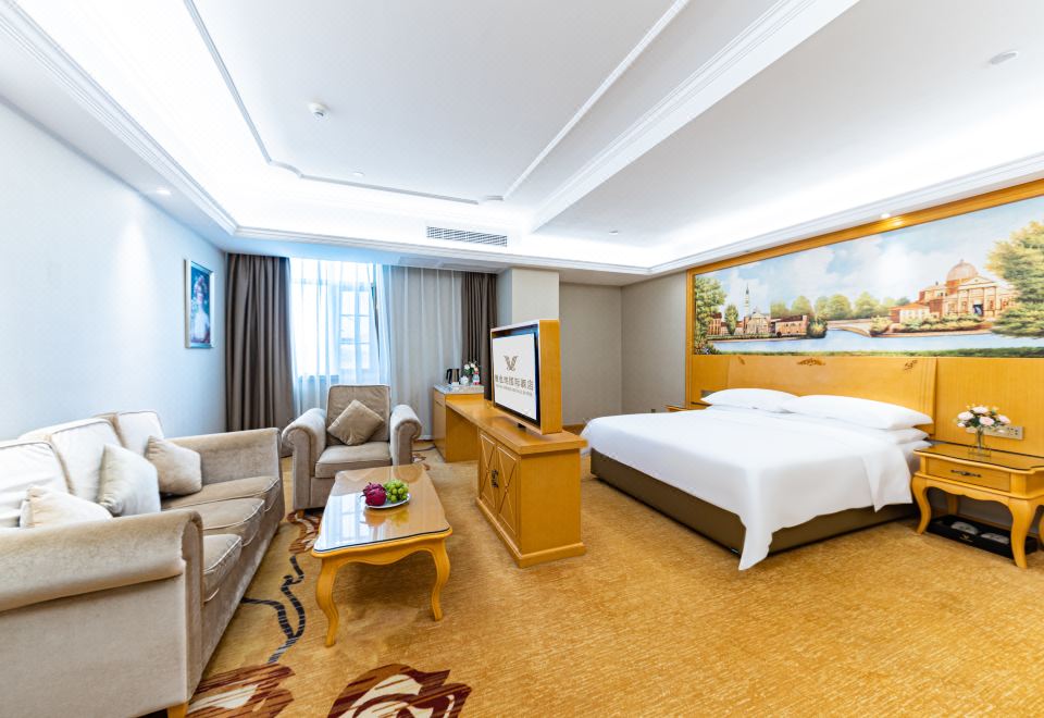 行政大床房（茶几+沙发+旋转电视柜）