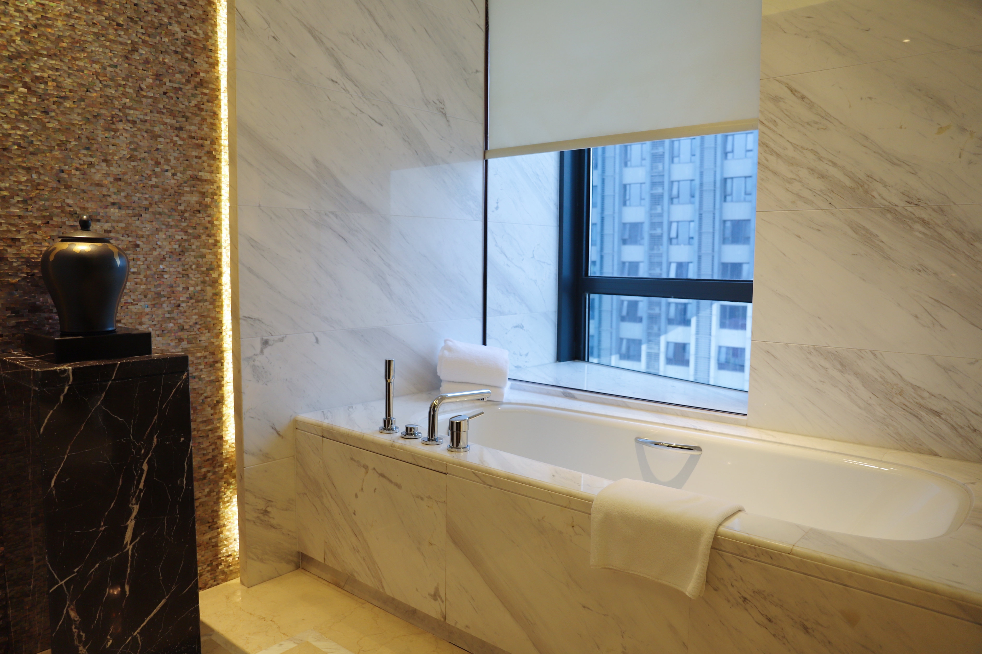 豪华套房+商务会客厅+斯林百兰床垫+休闲浴缸