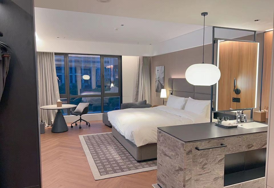 城际行政房-大床（裸睡床品+澳洲精油洗护+柏林沙发）