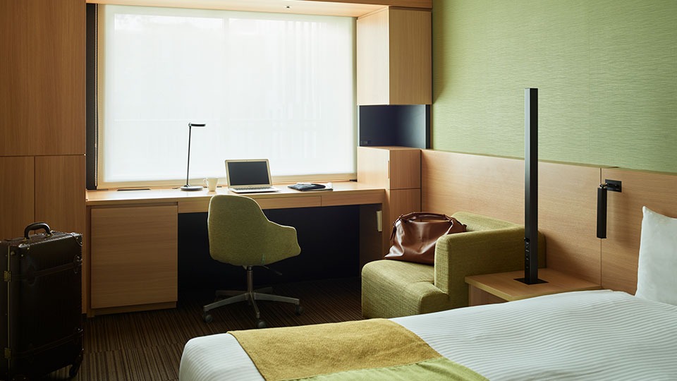 标准房 A，配备 1 张大床，可吸烟