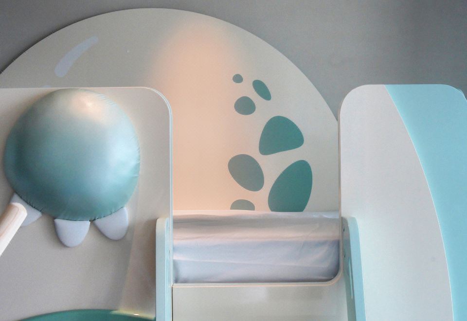 恐龙奇趣蛋主题客房，1张大床及1张上下床