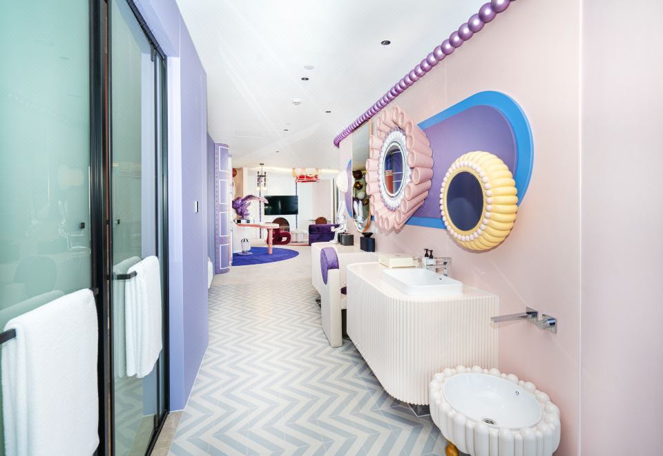 InterContinental NanjingFantasy Garden Themed Family Lake-View Suite