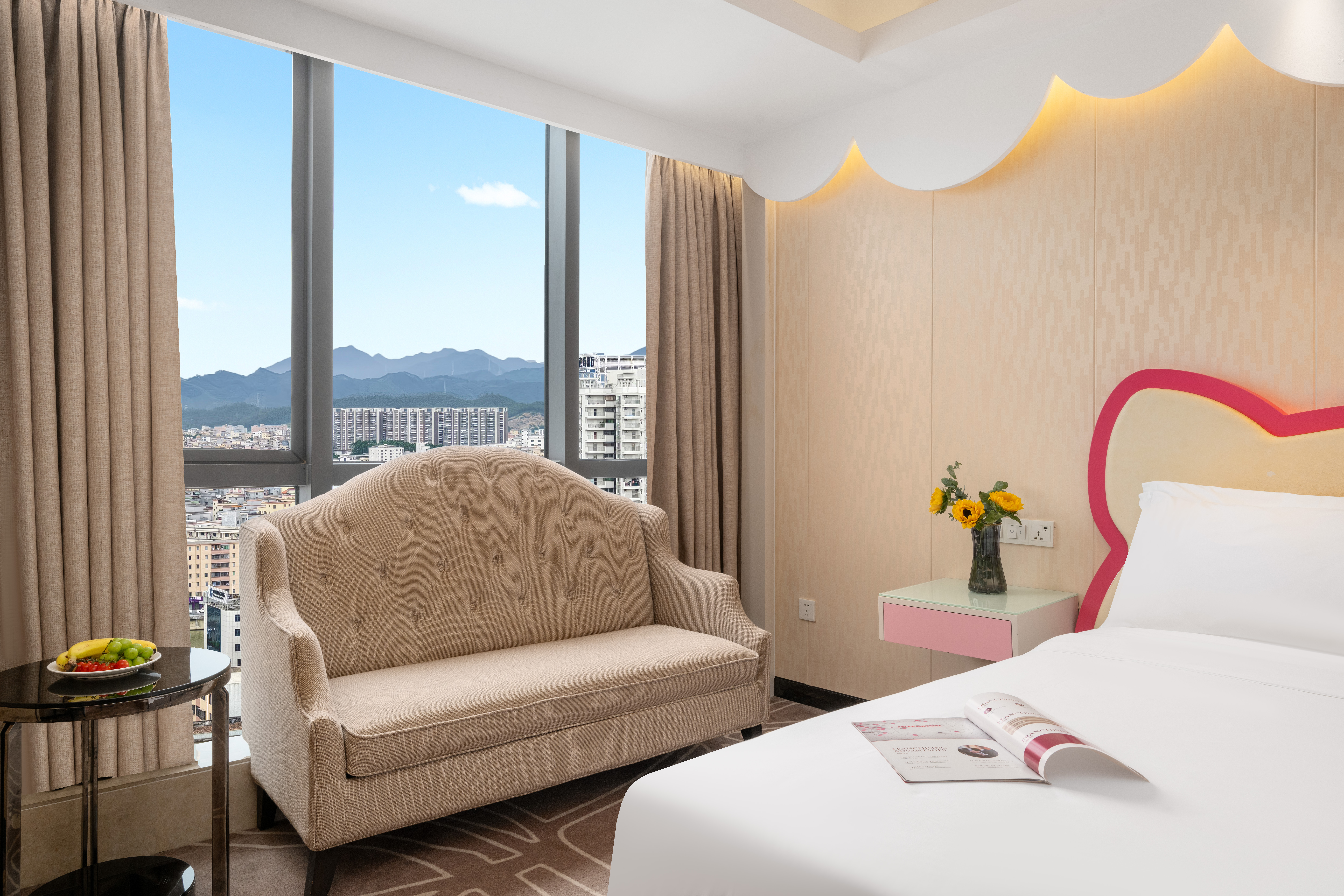 粉色主题大床房（雅致办公+粉梦空间+温馨满屋）