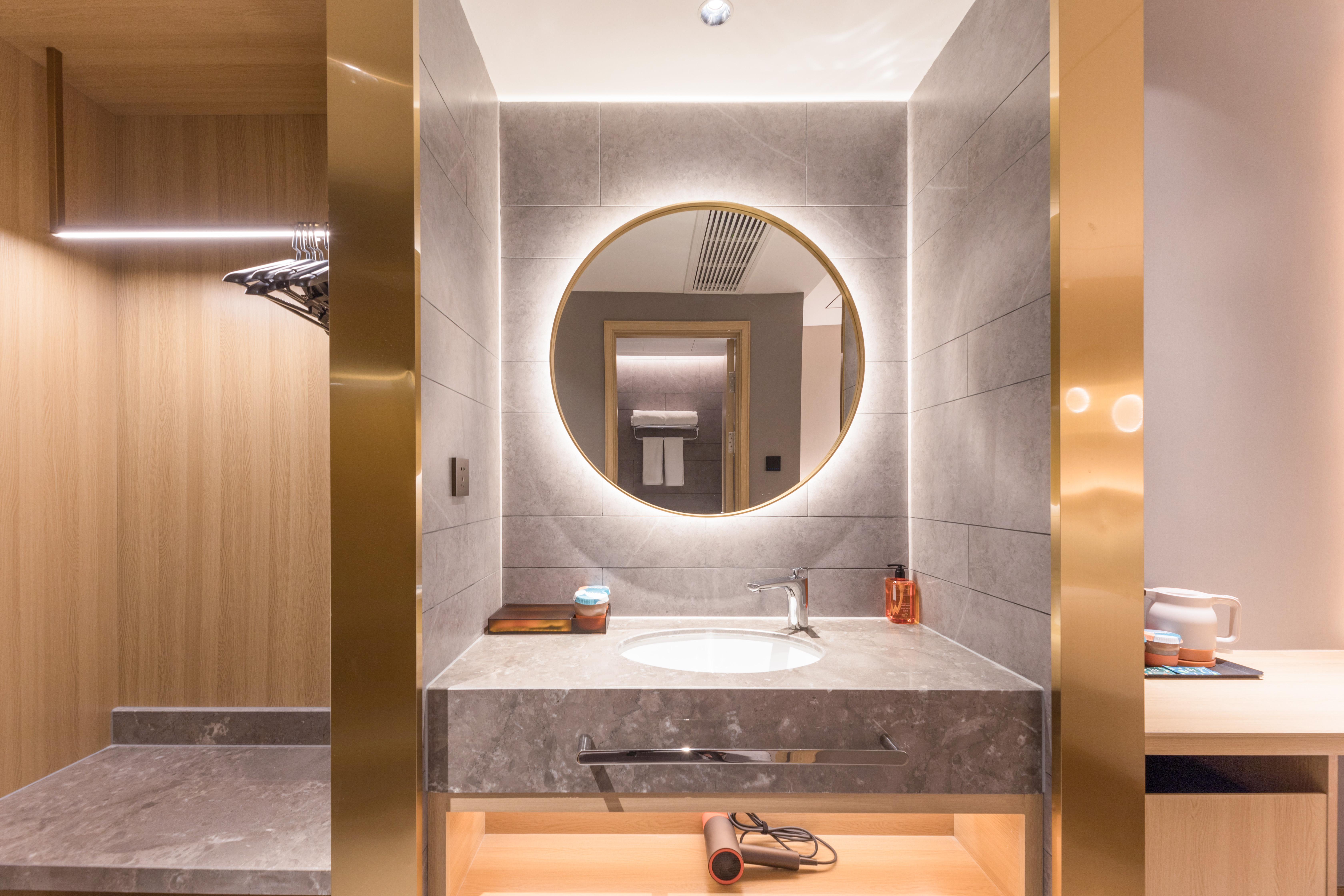 高级大床房（智控+投屏+小冰箱）