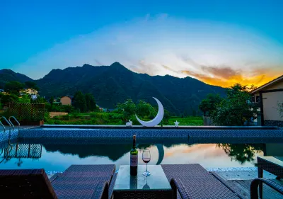 Yuezhu｜Peak Clouds & Arcadian Courtyard.Avatar Mountains ,3-min walk to the  Zhangjiajie Forest Park Hotels in 