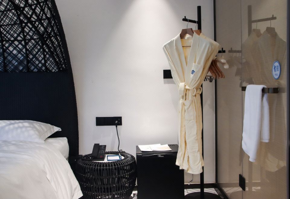 私汤山隐大床房丨独栋 丨 含氟偏硅酸温泉