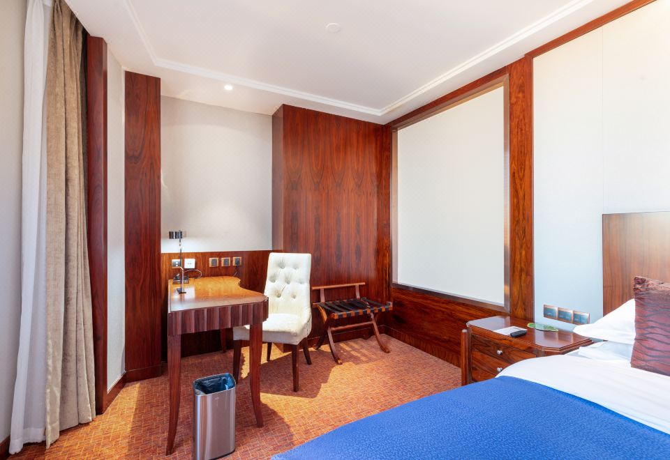 Zhongle Six Star HotelDeluxe Queen Room