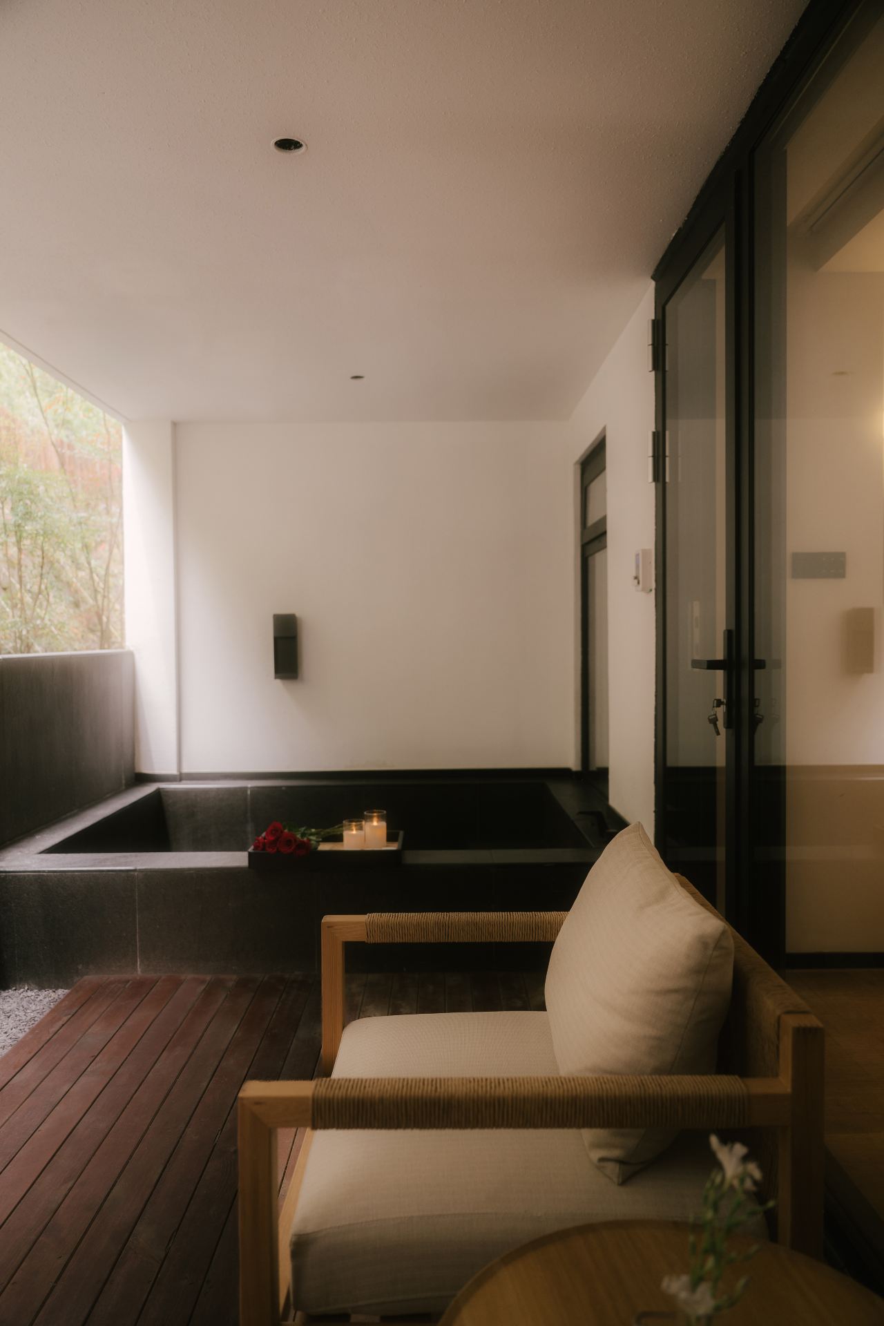 Hulan River Poolside Garden Mountain-View Private Hot Spring Double Bed Room