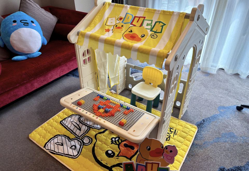 Wanda Realm WuhanYellow Duck Theme Family Room