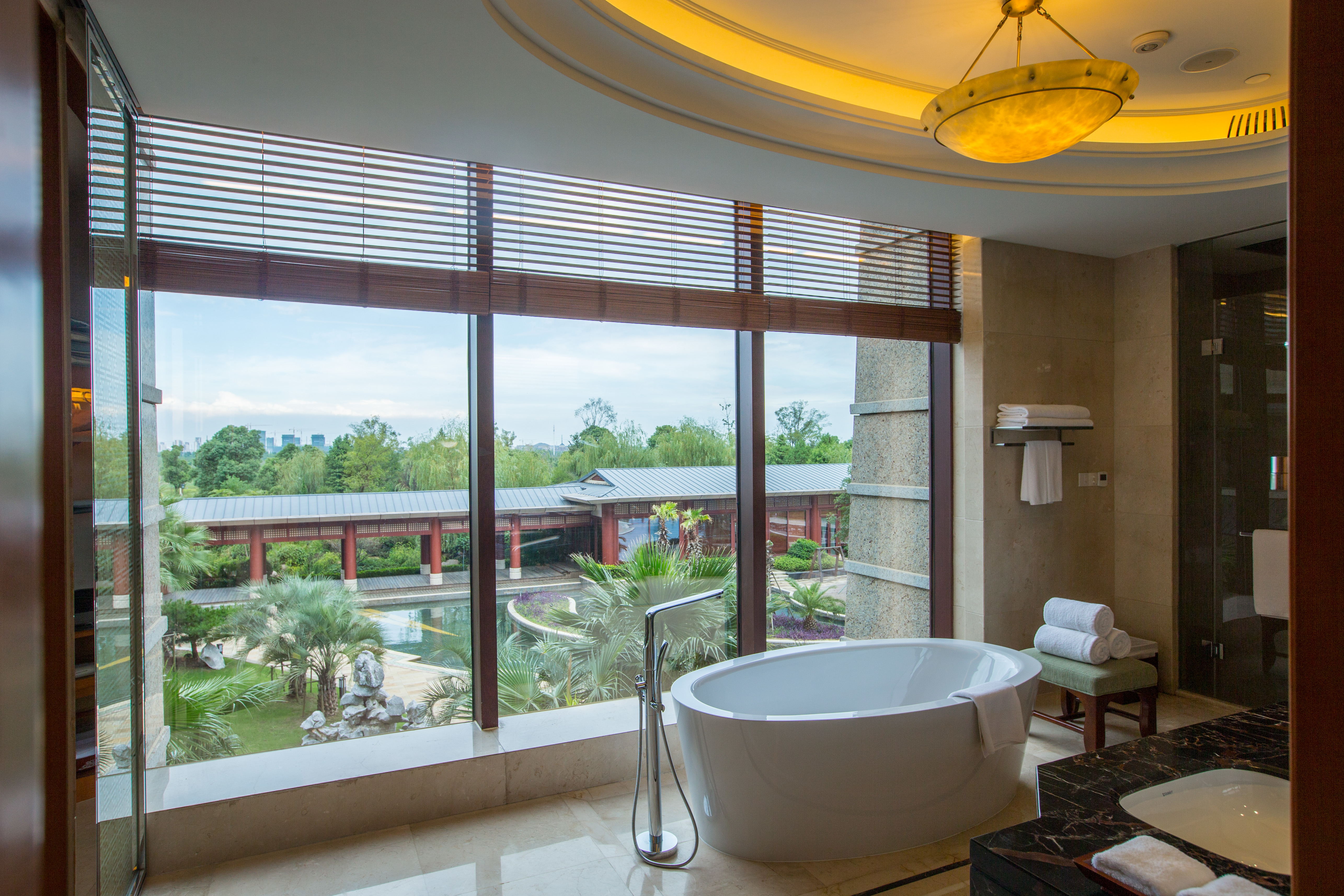 湖景露台温泉家庭套房