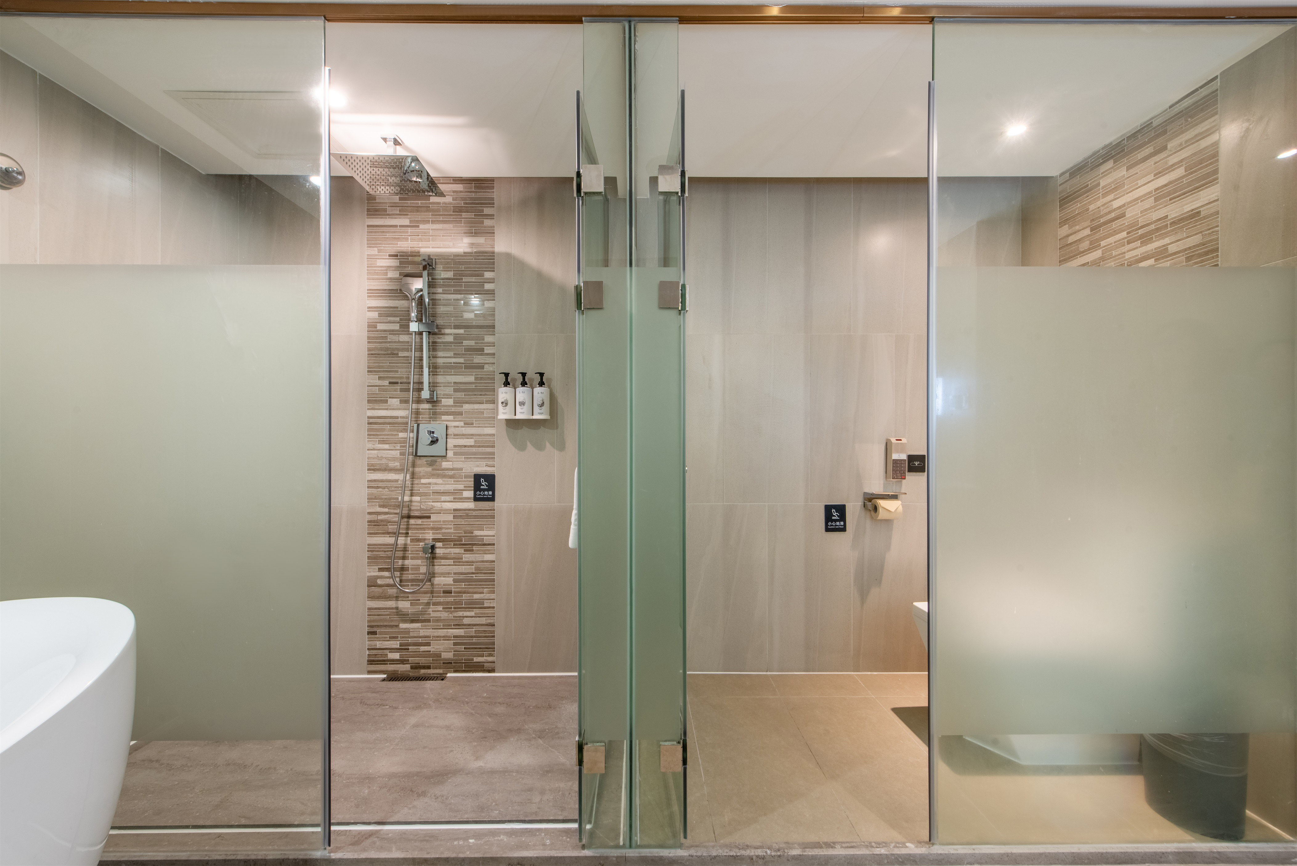 行政大床房 [慵懒贵妃椅+浴缸泡澡＋生日礼布置]