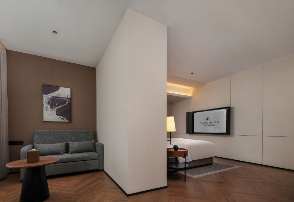 Deluxe Executive Suite (Double Bed) (Living Room, Air Conditioner)