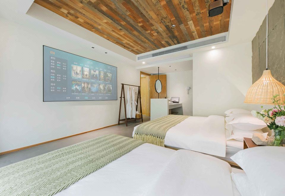 Featured Family Friendly Smart Suite - 1-Bedroom, Creek-View (2 Beds) (1 Living Room, Balcony, Kitchen, Fridge)