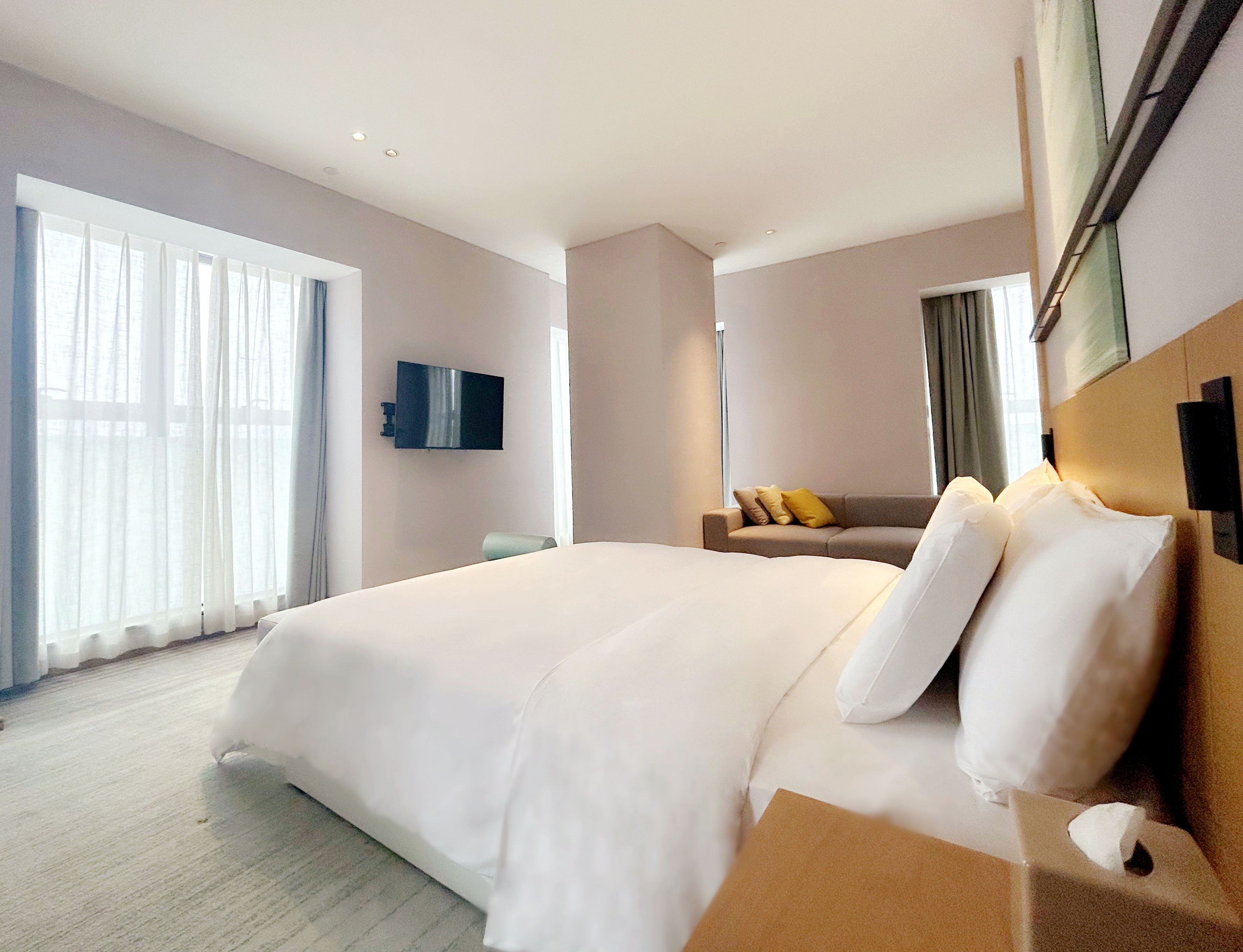 豪华湖景大床房