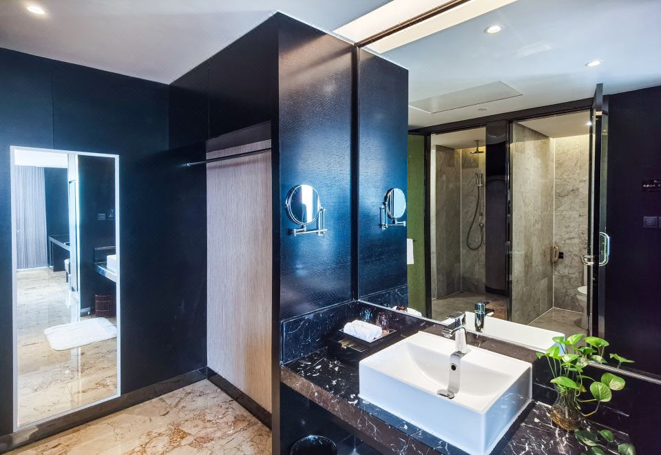 豪华湖景家庭房