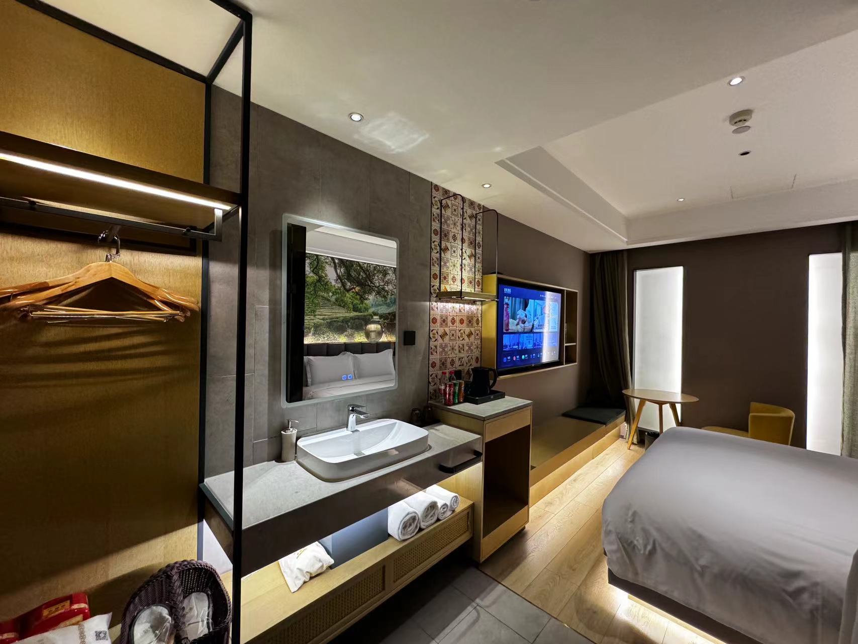 明星大床房（智能客控+深睡记忆枕+迷你冰箱）