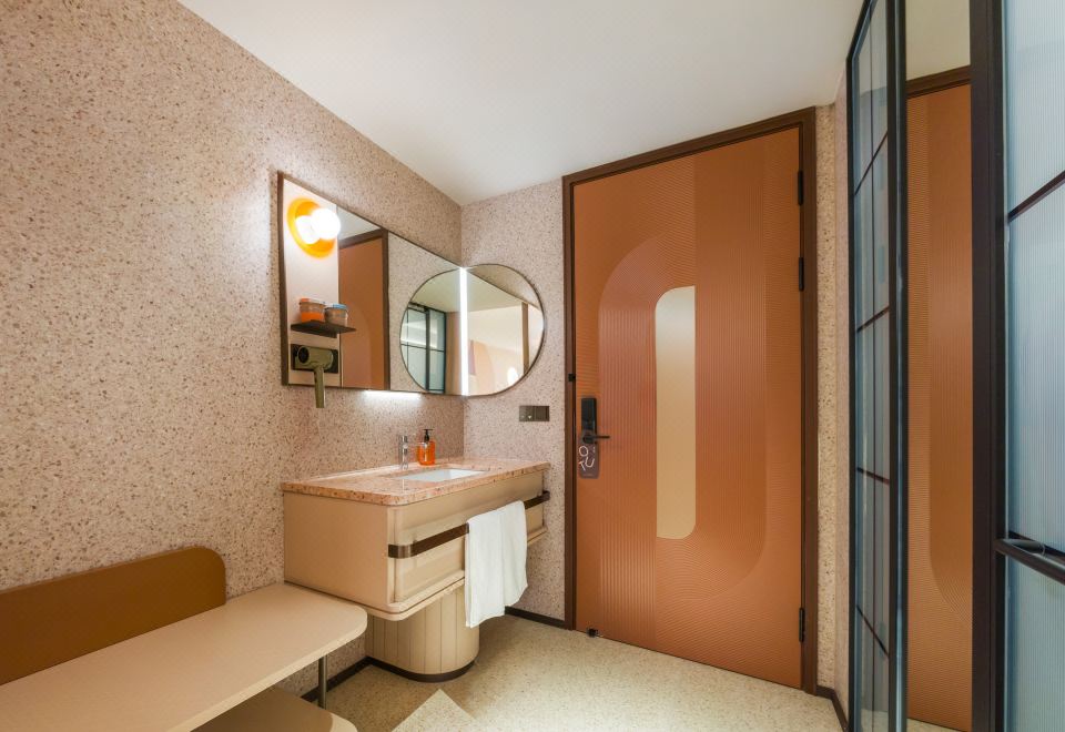 高级双床房（65寸可投屏电视+小冰箱+落地窗）