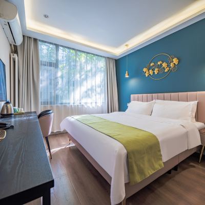 高級大床房（電視投屏+零壓床墊） 梧桐宿·精選設計師飯店（西安鐘鼓樓大差市地鐵站店）優惠