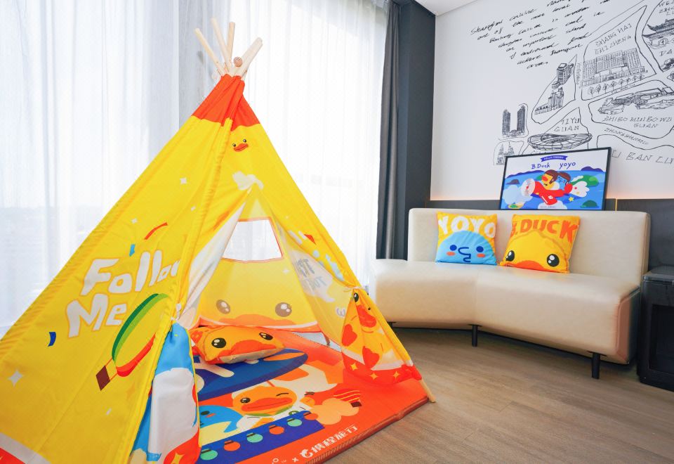 B.Duck小黄鸭主题房（手机投屏+小冰箱）