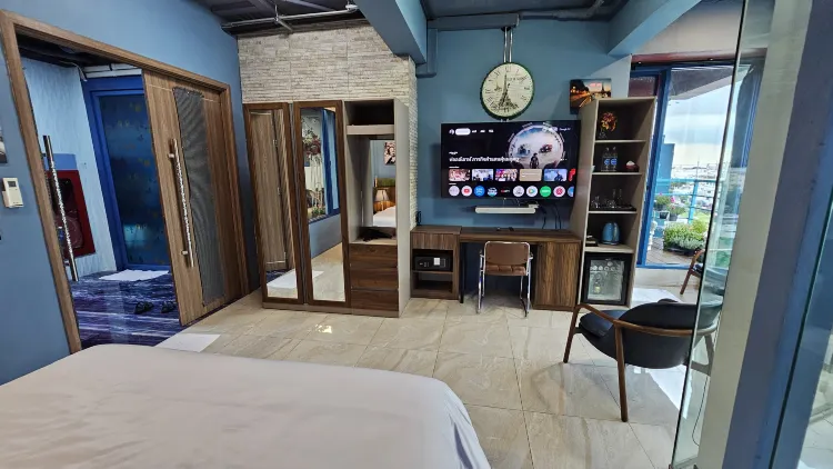 VIP Lounge With Jacuzzi And Living Room