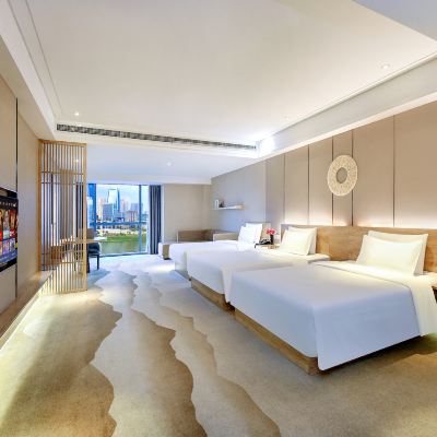 江景豪華三人間（夜賞嘉陵江+溫馨大空間+坐臥沙發） 紅墣假日江景飯店（重慶洪崖洞解放碑步行街店）優惠