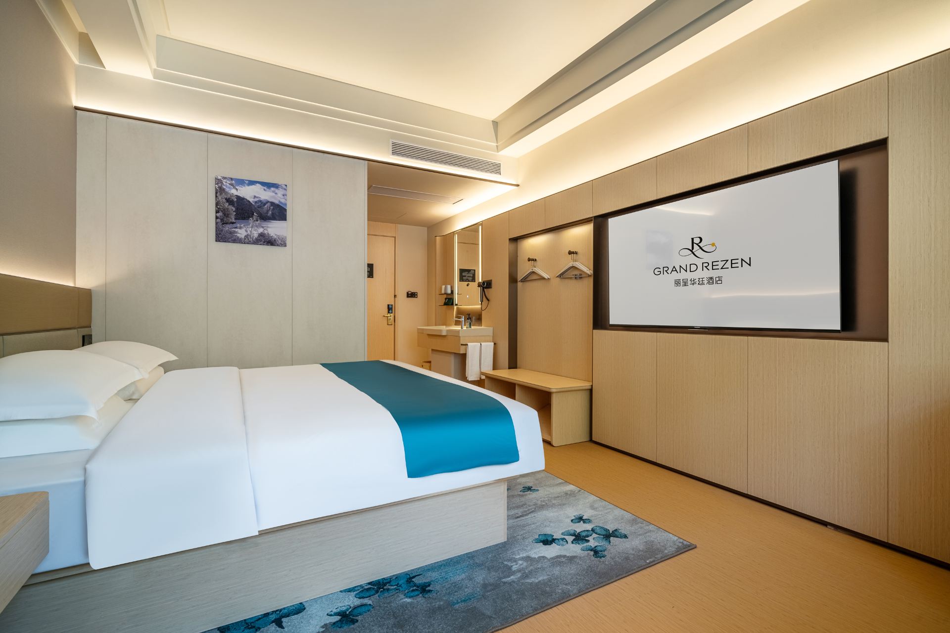 Smart Spacious Queen Bed Room (Smart Dryer + Smart Guest Control + Smart Toilet)