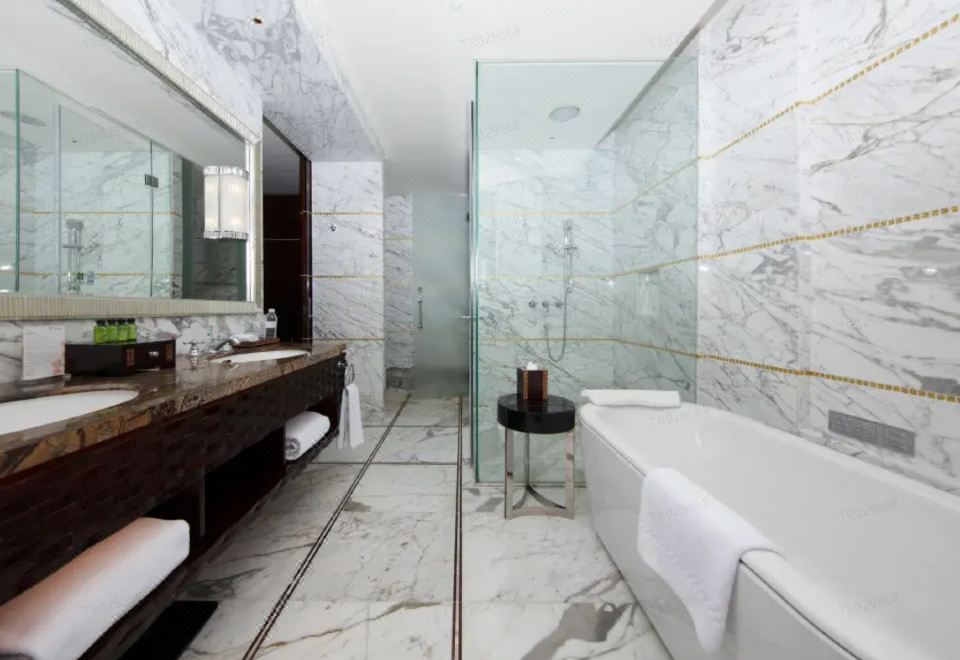 优享湖景大床房