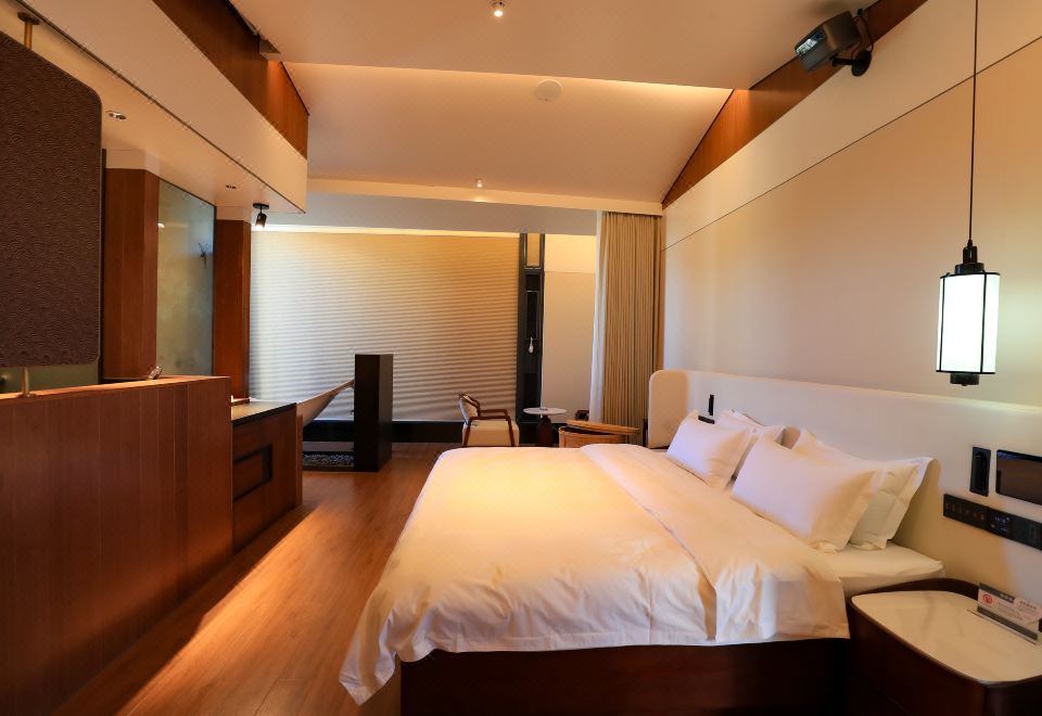 轻奢江景大床房A