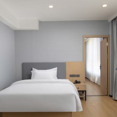 家庭親子雙臥套房【乾濕分離+落地窗+中央空調+電視無線投屏】 富麗曼庭飯店（青島膠東國際機場店）優惠