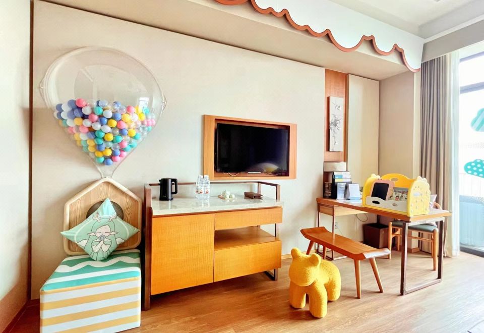 糖果飞屋主题大床房（俏皮鱼嘴+童年木马+绘本）