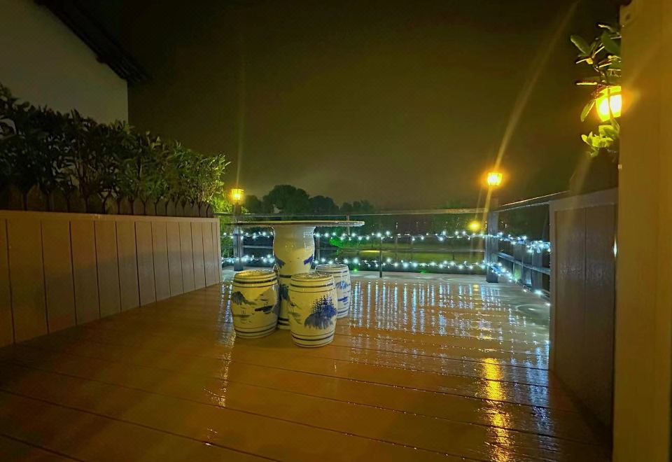 花园露台凉亭湖景房